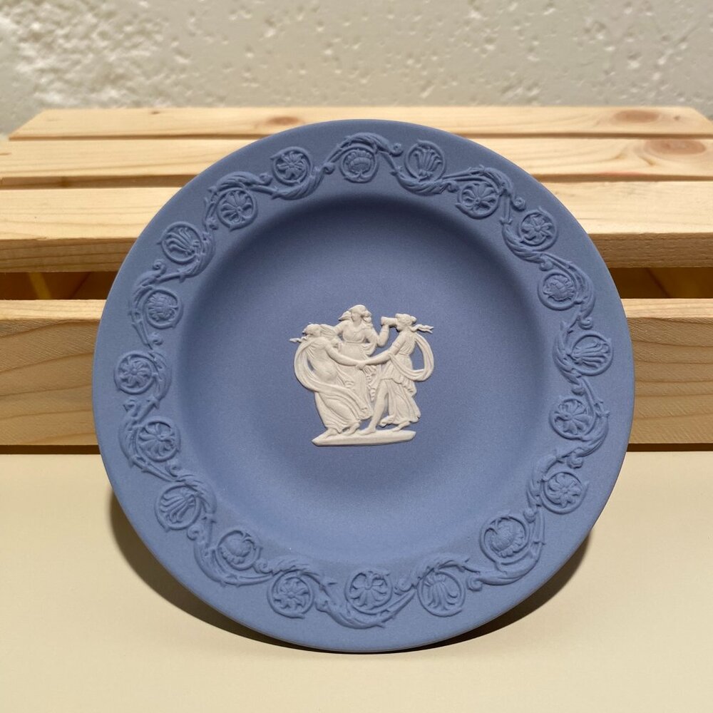 Wedgwood Blue Jasperware Small Round Plate with White Motif - The Three Graces - Picture 2 of 4